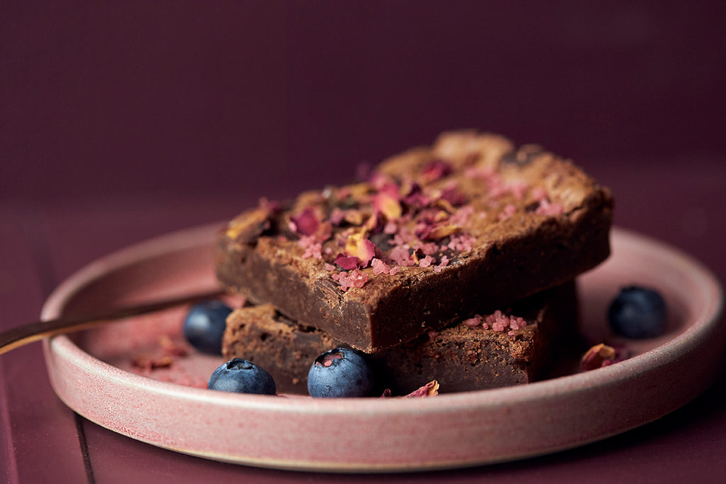 BROWNIE MED TØRREDE ROSENBLADE