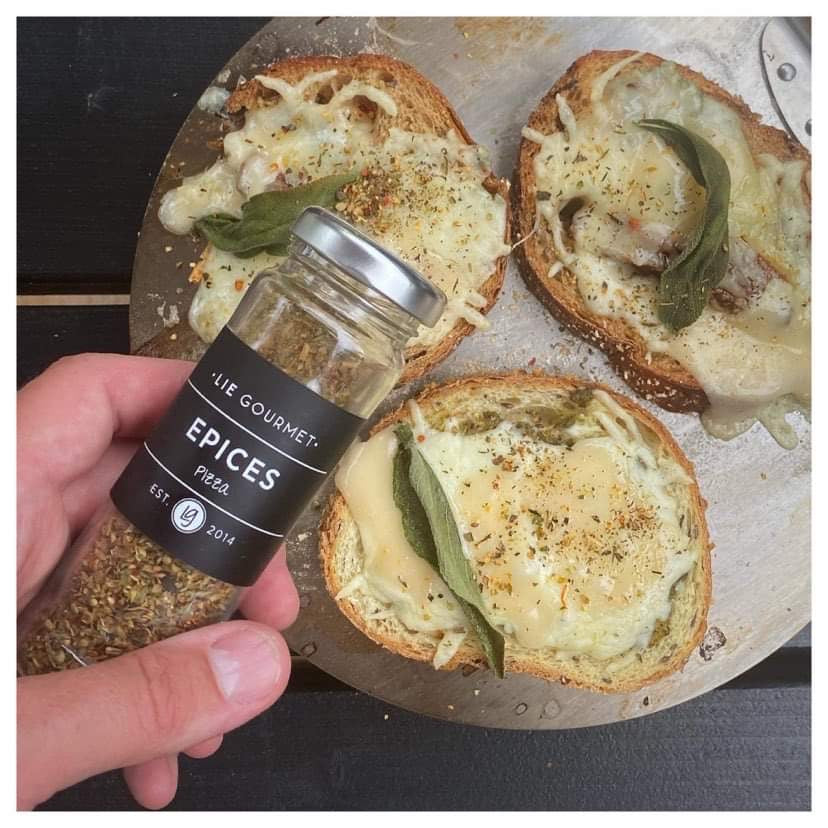 OSTEBRØD MED PIZZAKRYDDERIER